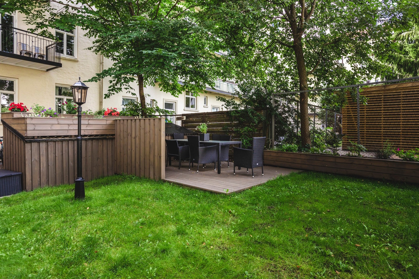 Borettslaget har en felles hage med sittegrupper til glede for beboerne gjennom sommerhalvåret. Galleribilde