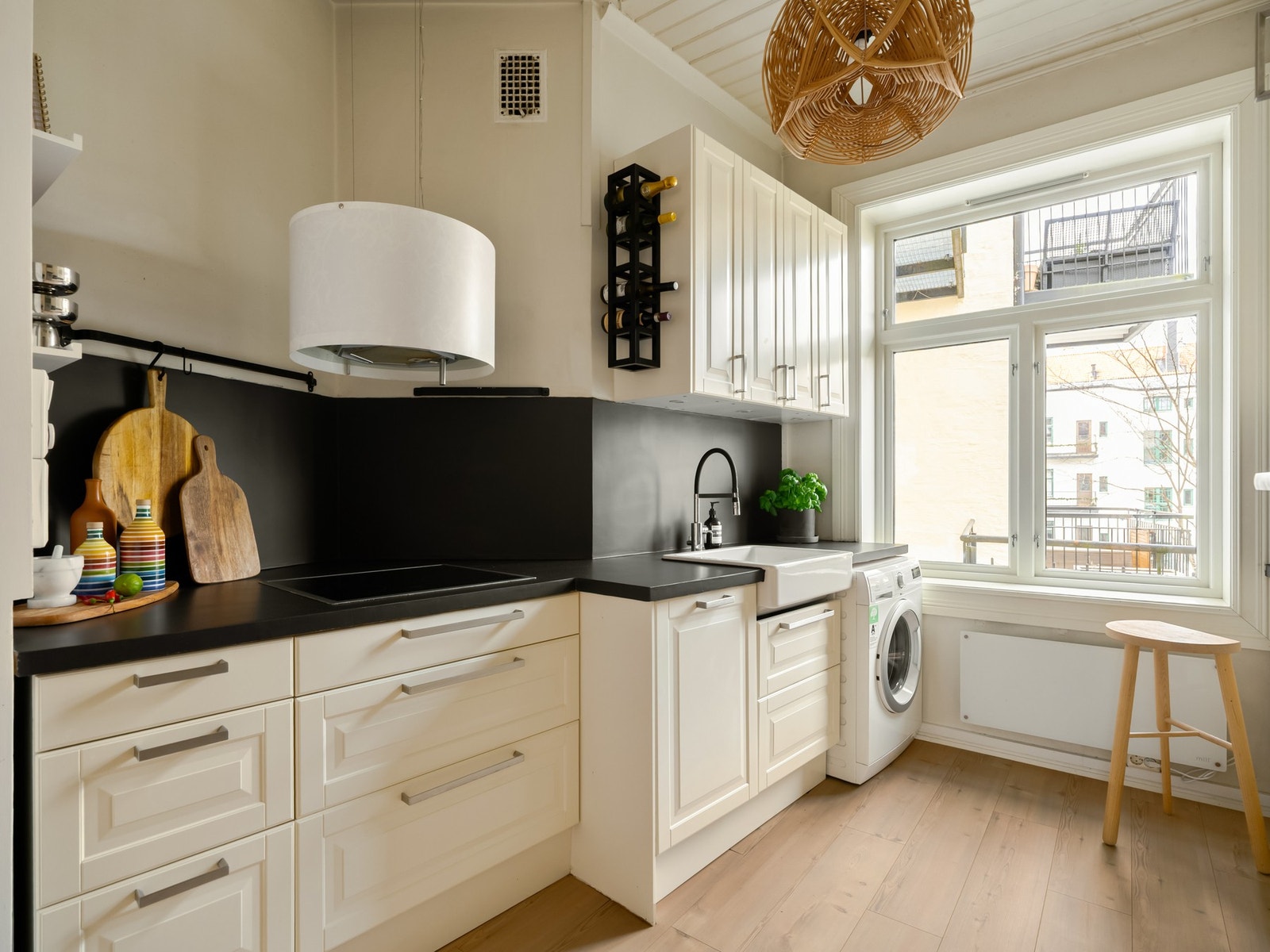 Kjøkkenet er fra 2010, og ble modernisert i 2022 med mikrosement på benkeplate som delvis er trukket opp langs vegg. Galleribilde