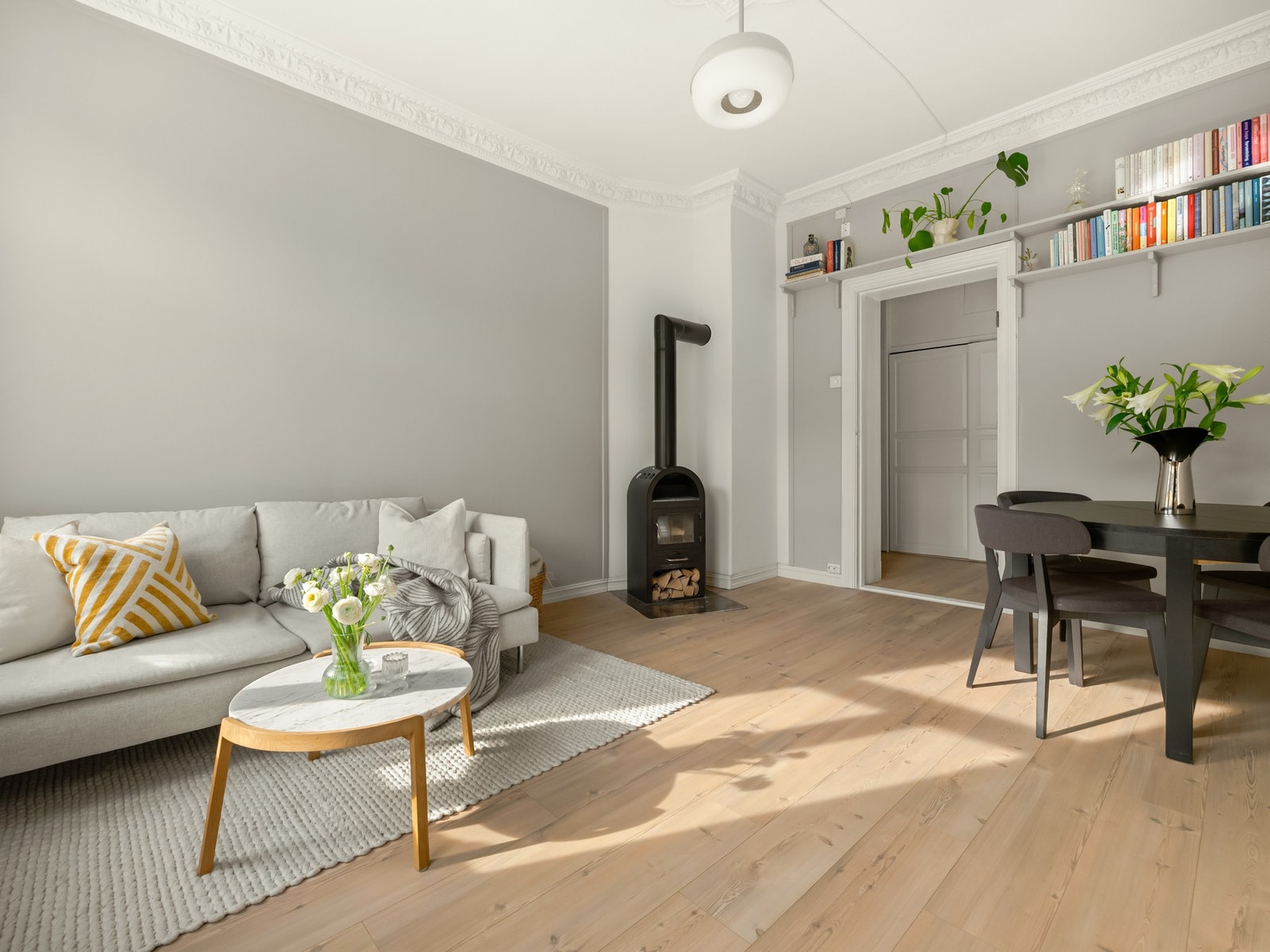 Noe av det vi elsker med klassiske leiligheter er kombinasjonen av god takhøyde og lysinnslipp, sammen med stukkatur og rosett i himling. Galleribilde