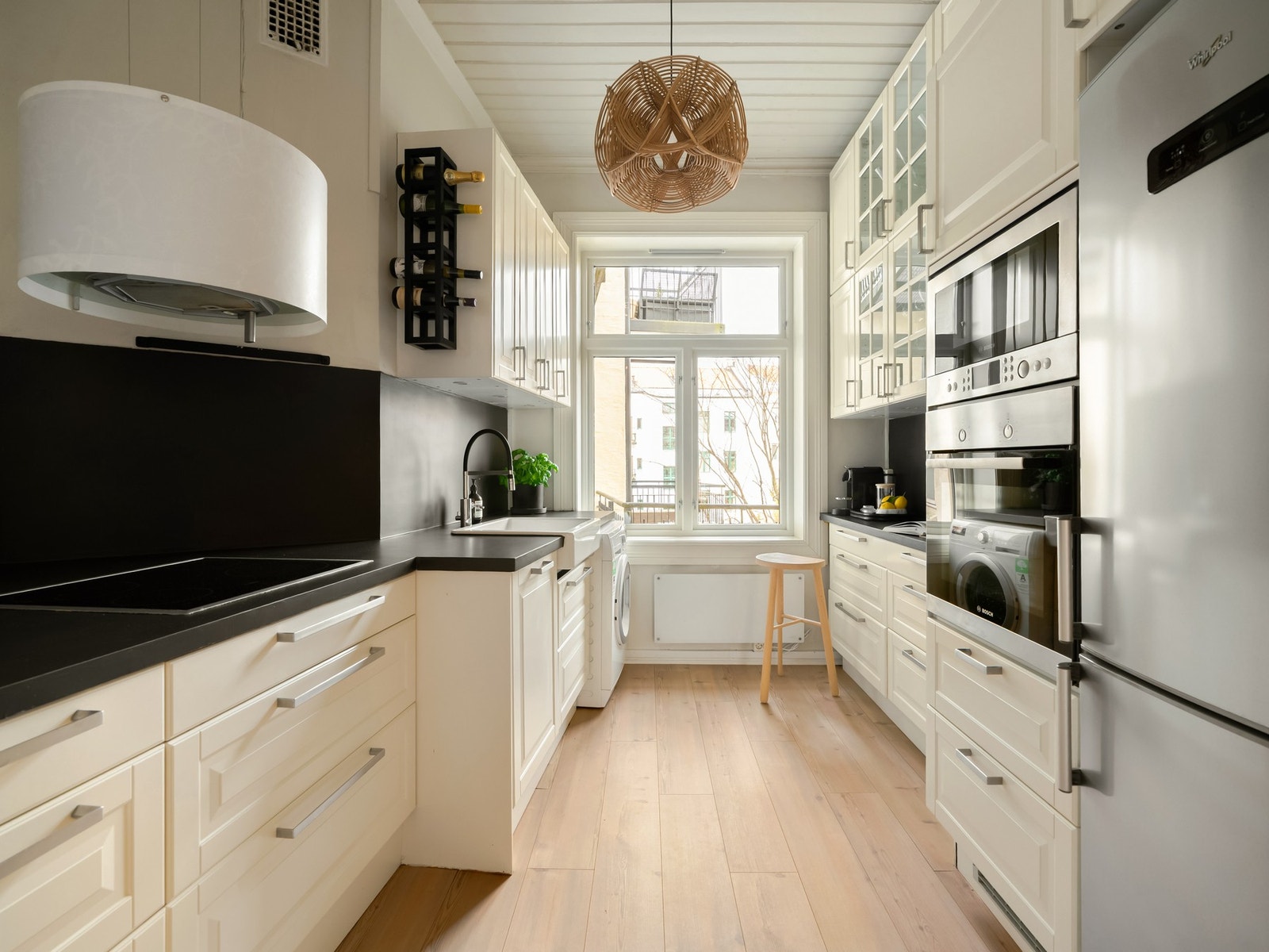 Kjøkkenet er beliggende i et separat rom inn mot bakgård. Galleribilde