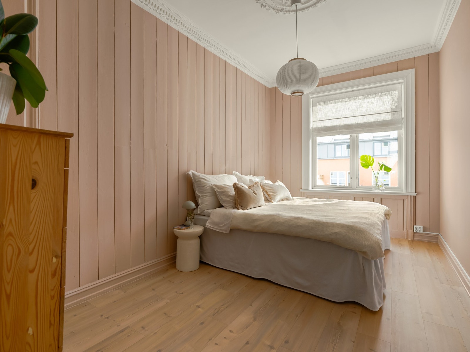 Vi tar en titt inn på soverommet som er skikkelig stort og deilig. Galleribilde