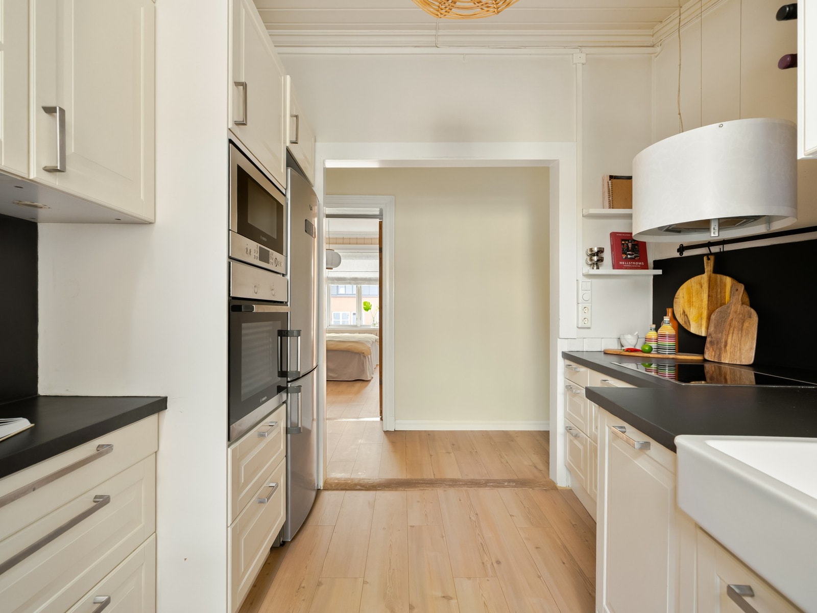 Leiligheten har en gjennomgående planløsning som gir et ordentlig fint lysinnslipp fra hver side. Galleribilde