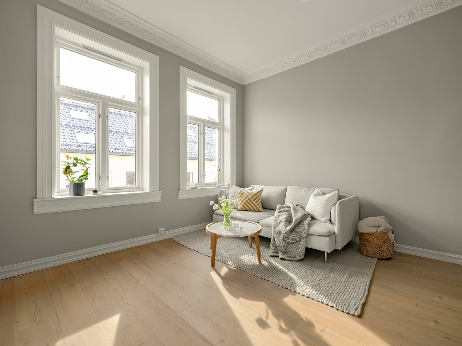 Vindusflatene er store og slipper inn rikelig med lys. Det er verdt å nevne at vinduene ble skiftet ut i 2020 i regi av borettslaget. Galleribilde