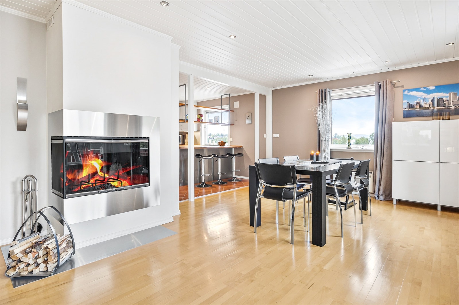 Peisinnsats i vegg med plate på gulv Galleribilde