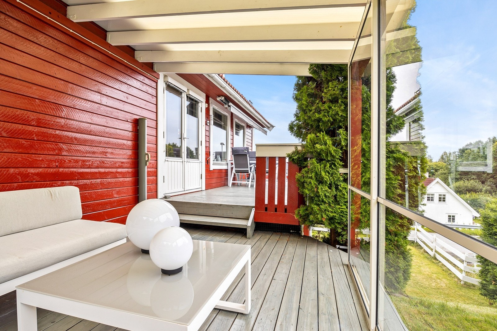 Hagestuen har skyvbare glassdører og skyvbare vinduer Galleribilde