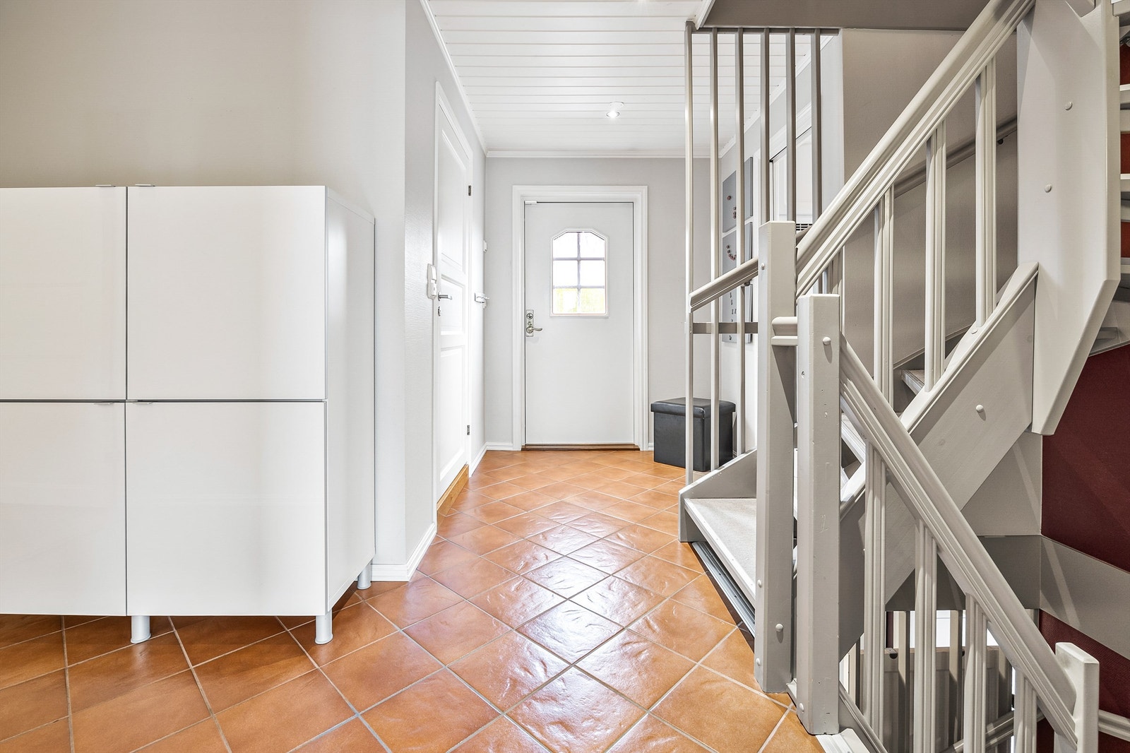 Gang trappegang og utgang til hageområde på baksiden av boligen Galleribilde