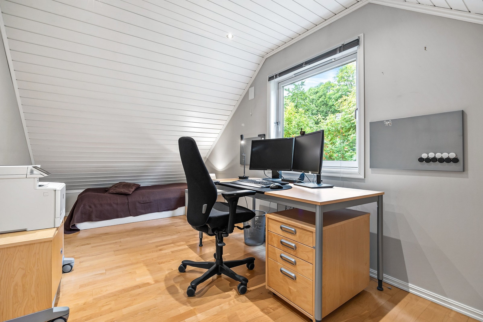 Soverom 2/kontor med parkett på gulv, tapet på vegger og malt panel i himling Galleribilde