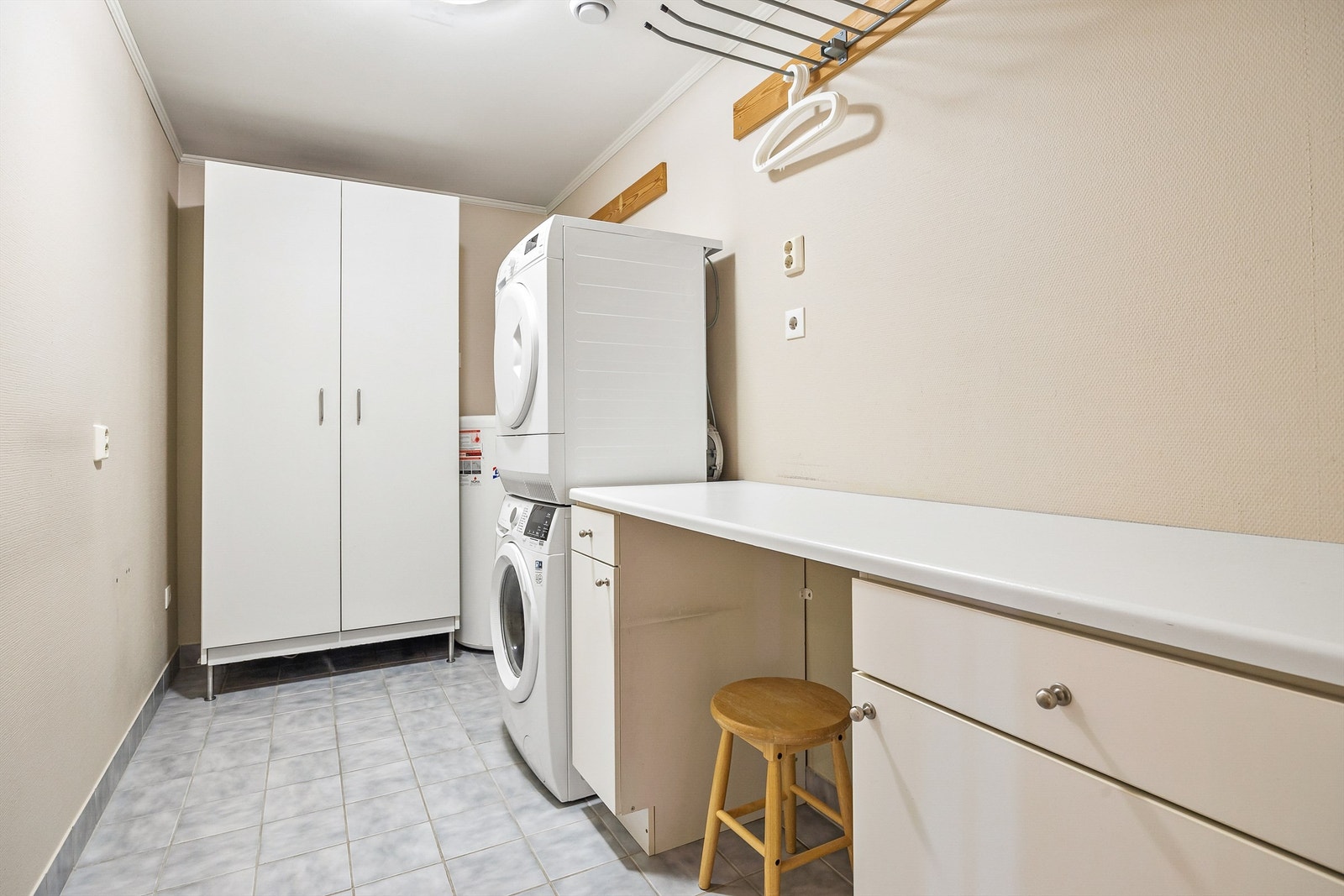 Separat vaskerom med skapinnredning og garderobeskap Galleribilde