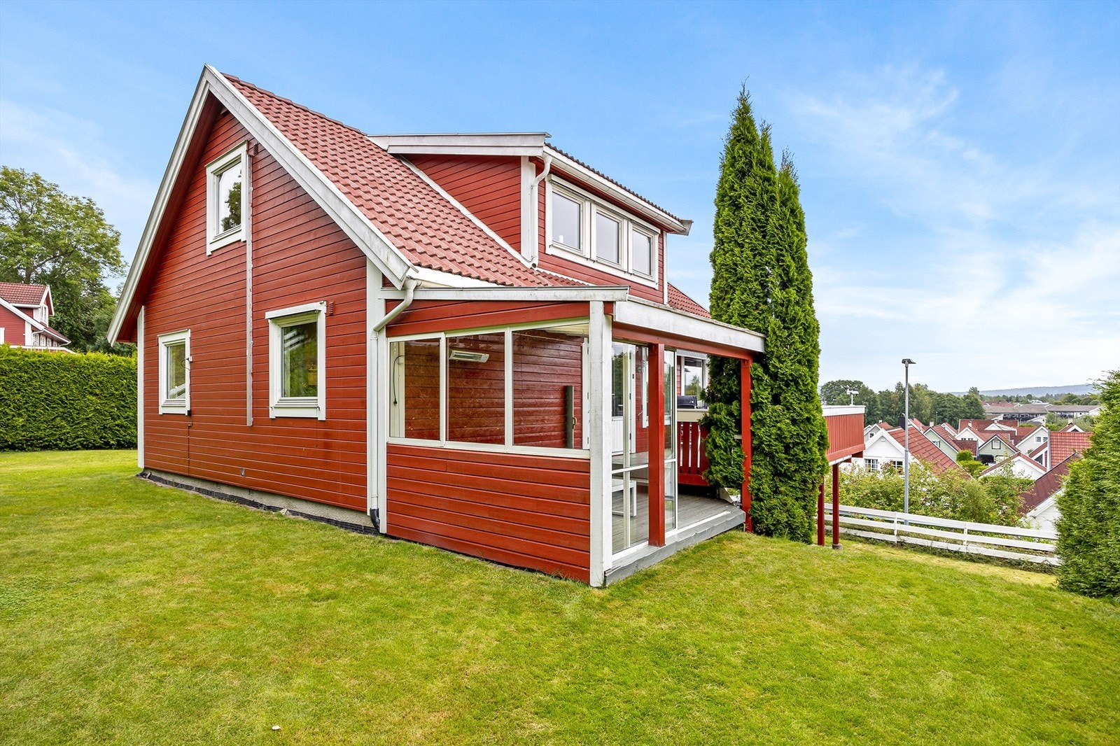 All utebelysning har lyssensor i pærene slik at de slår seg av/på basert på lysstyrke (morgen/kveld) Galleribilde