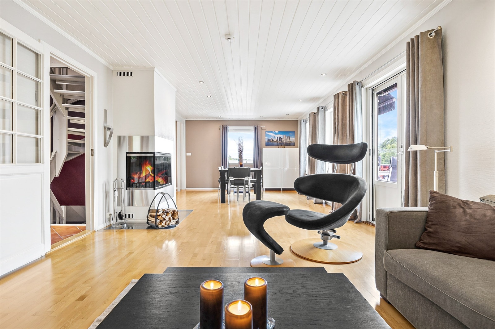 Pen vinkelstue med god plass til sofaområde og spiseplass Galleribilde