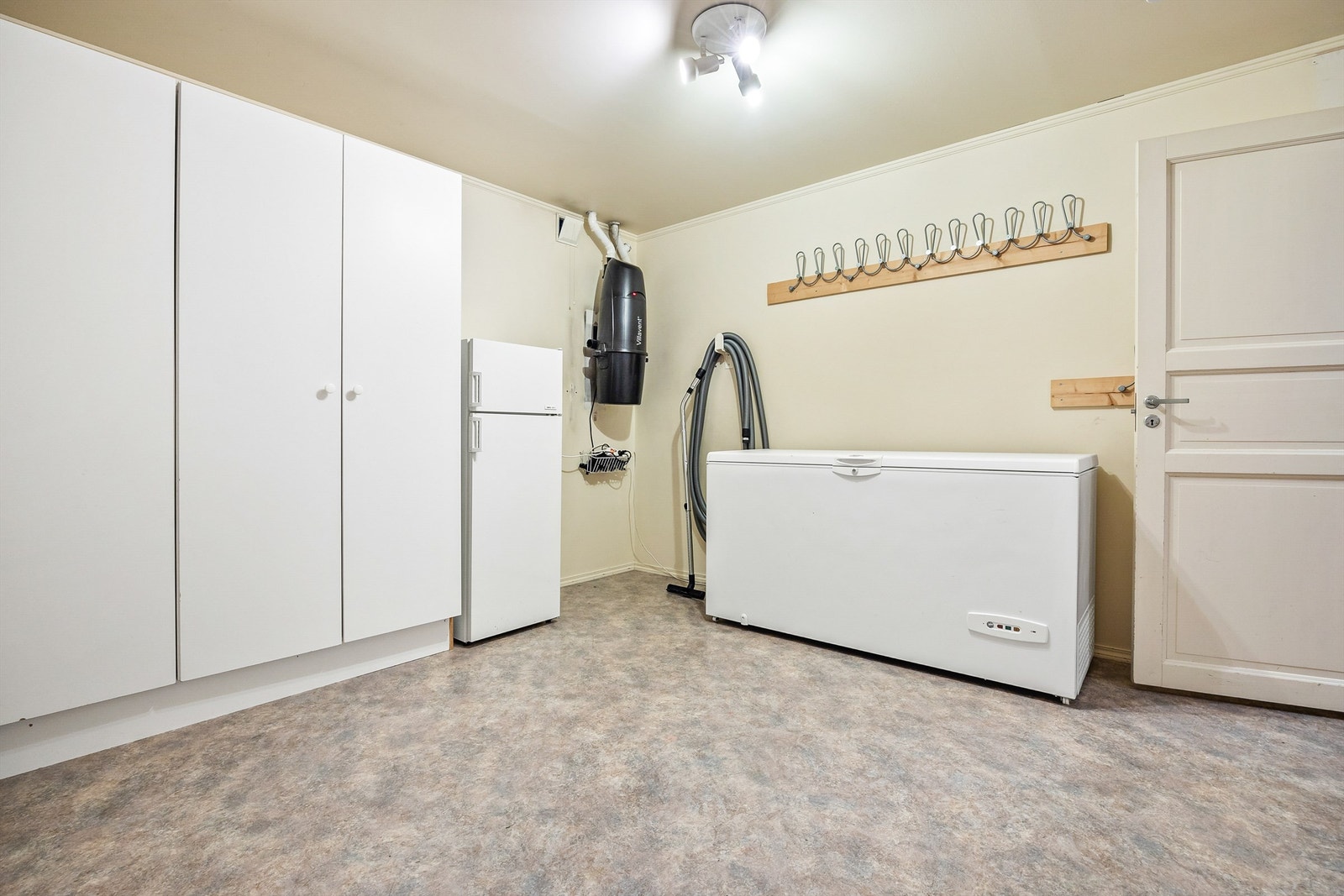 Innvendig bod med god lagringsplass på vegger og i skap - Rommet har også utvendig adkomst Galleribilde