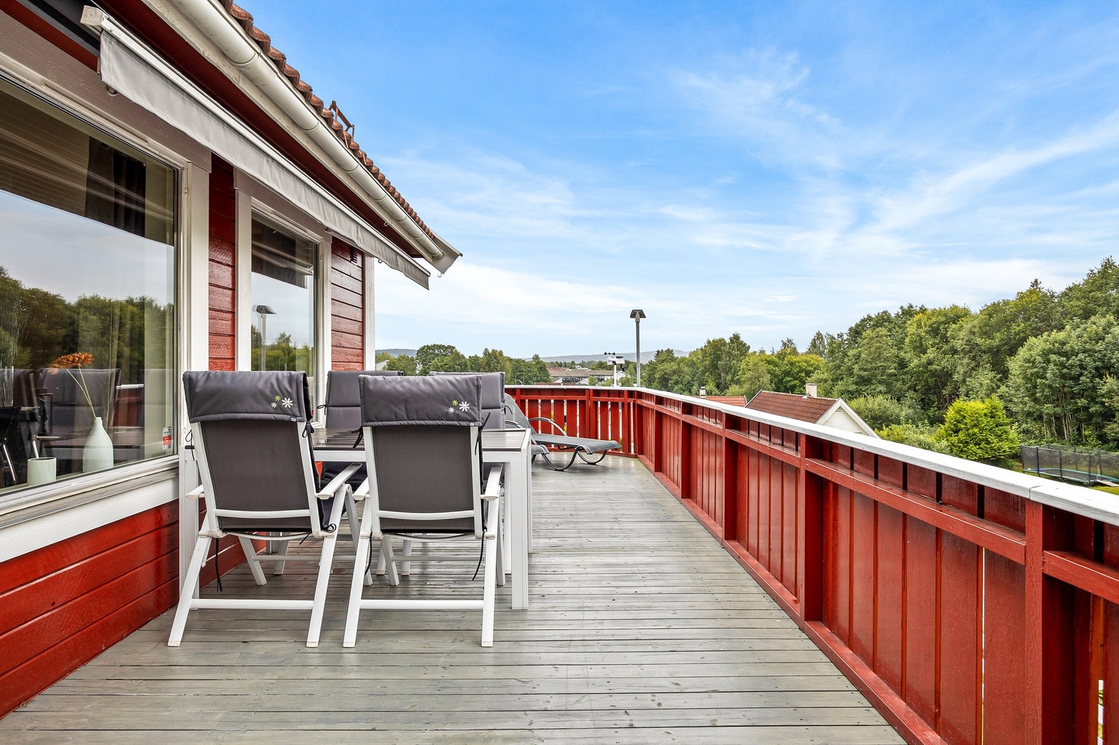 Verandaen har markise med flere justeringsmuligheter Galleribilde