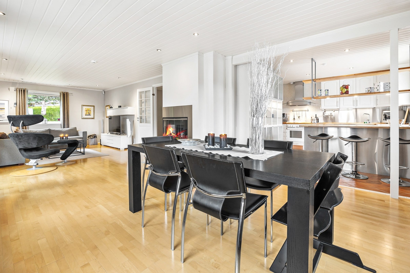 Åpen løsning mellom spisestue og kjøkken Galleribilde