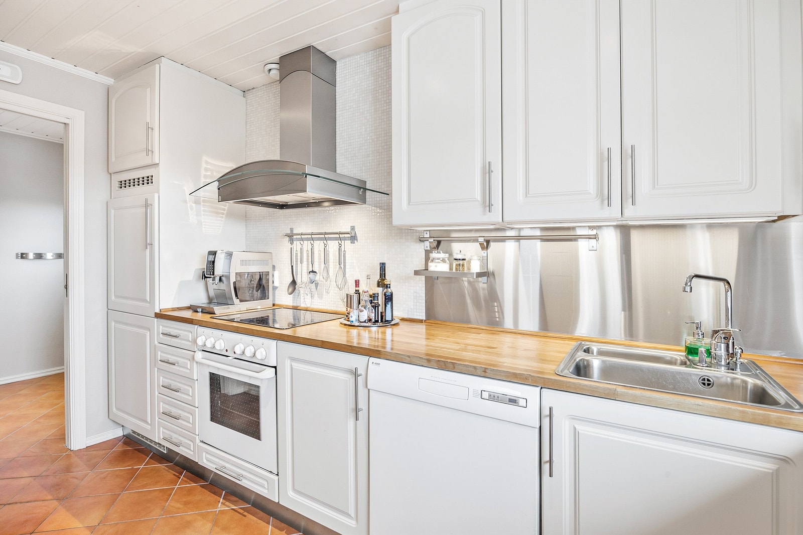 Flislagt felt på vegg over stekeområde og kjøkkenplate på vegg ved oppvaskområde Galleribilde