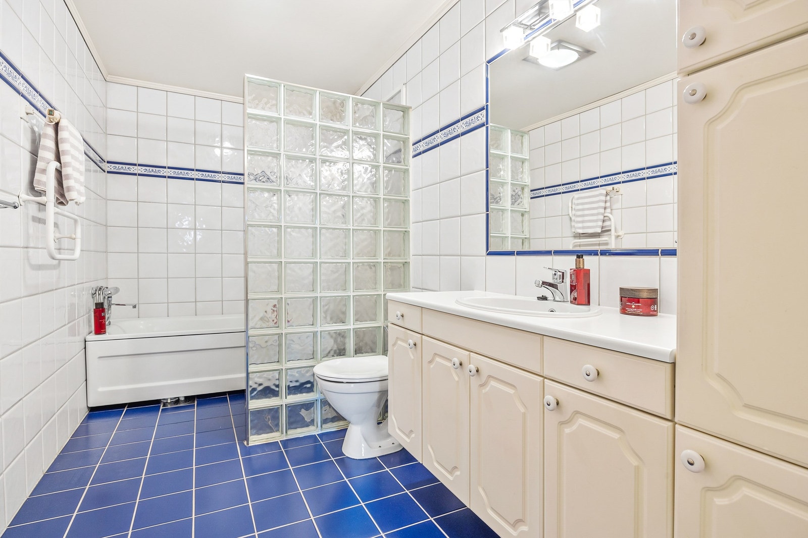 Flislagt bad i u. etg med dusjnisje, badekar og gulvvarme Galleribilde