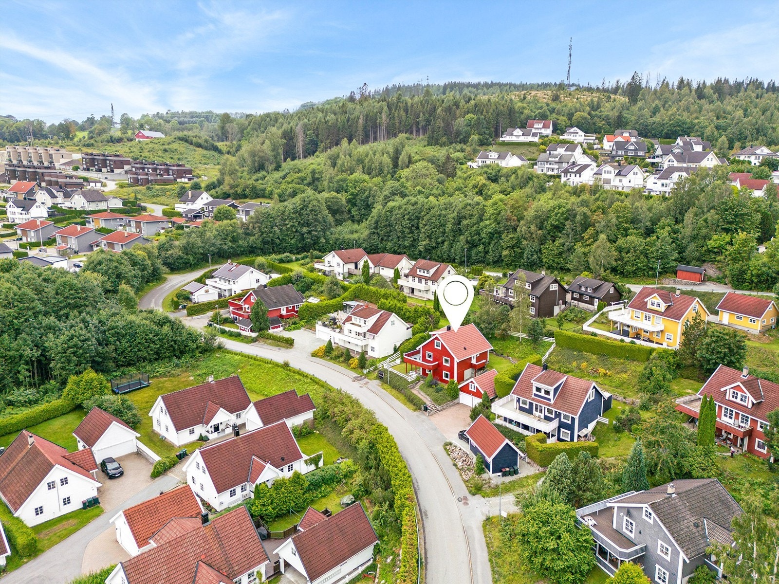 Kort gangavstand til barneskole, idrettshall og barnehage med trygg gangvei Galleribilde