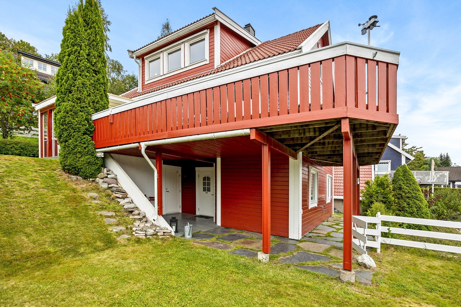 Parkering i en romslig frittstående dobbelgarasje på ca. 32 kvm Galleribilde