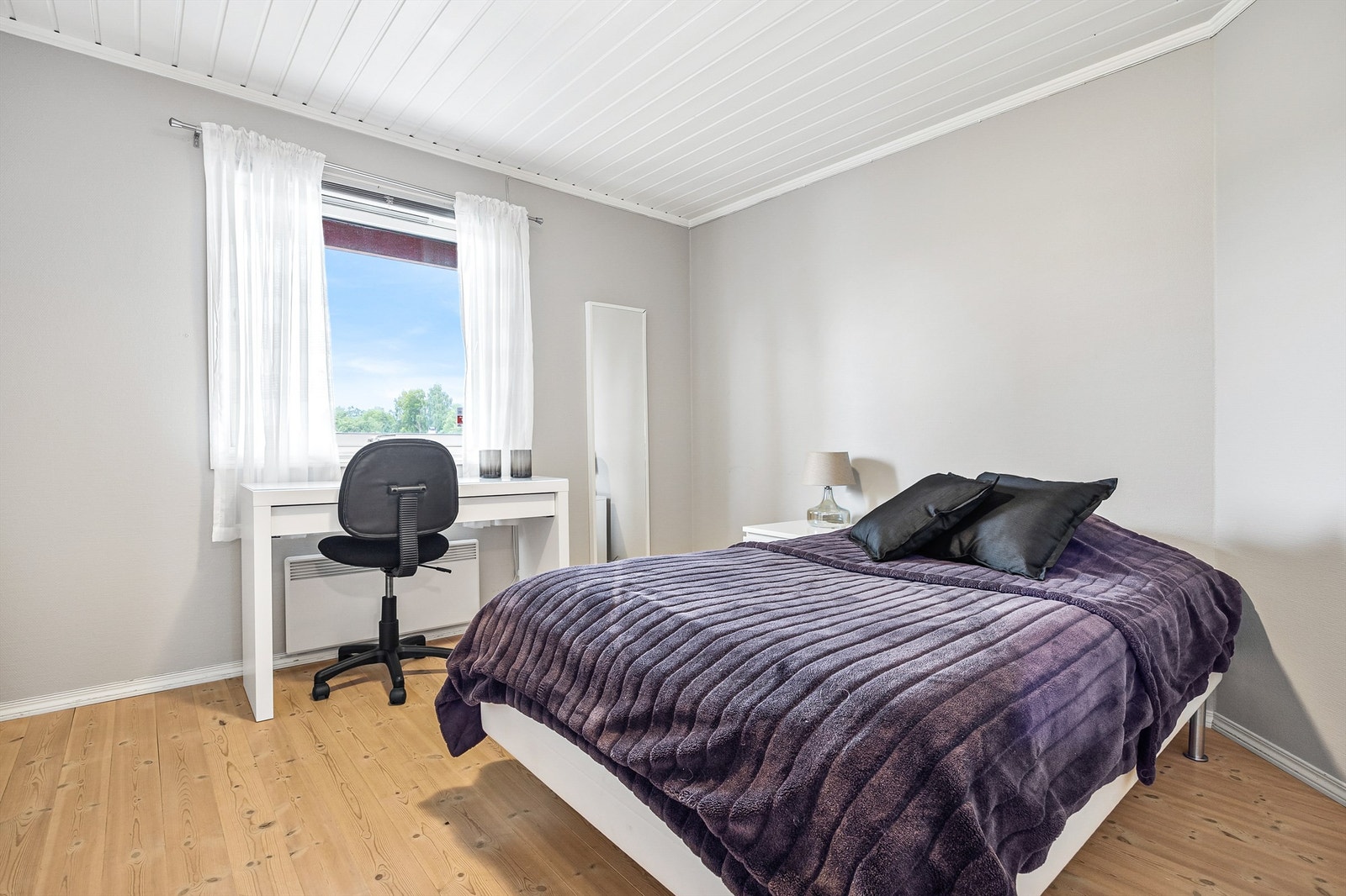 Soverom 4 med plassbygget garderobeløsning Galleribilde