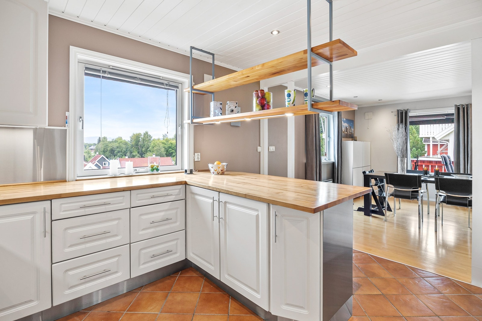 Profilert Huseby kjøkkeninnredning med integrerte hvitevarer Galleribilde