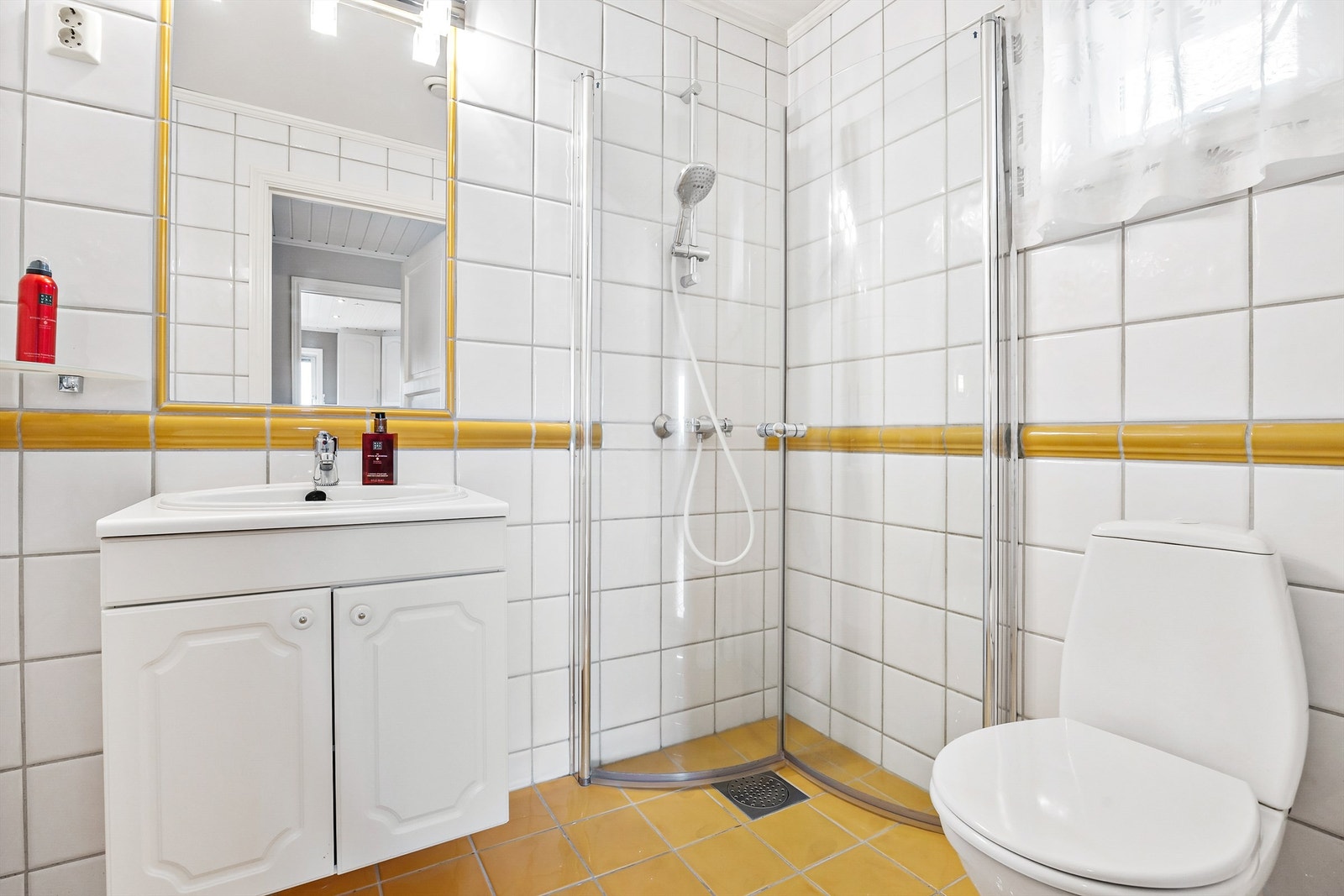 Flislagt bad i 1. etasje med dusjhjørne og gulvvarme Galleribilde