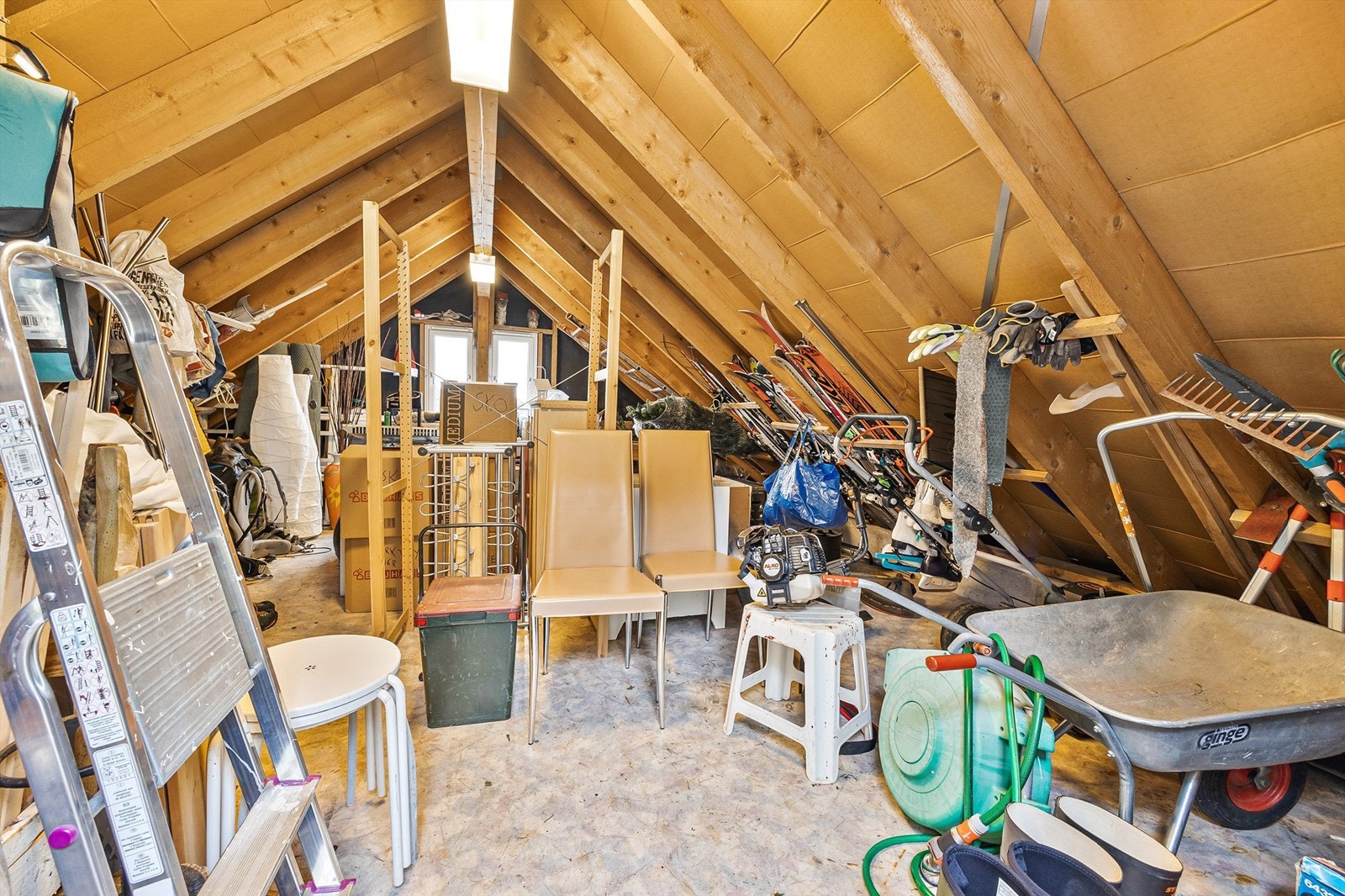 Stort lagringsloft i garasjen på ca. 17 kvm Galleribilde