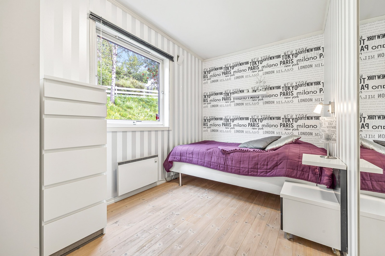 Soverom 1 med takhøye garderobeskap i hvit og glatt utførelse Galleribilde