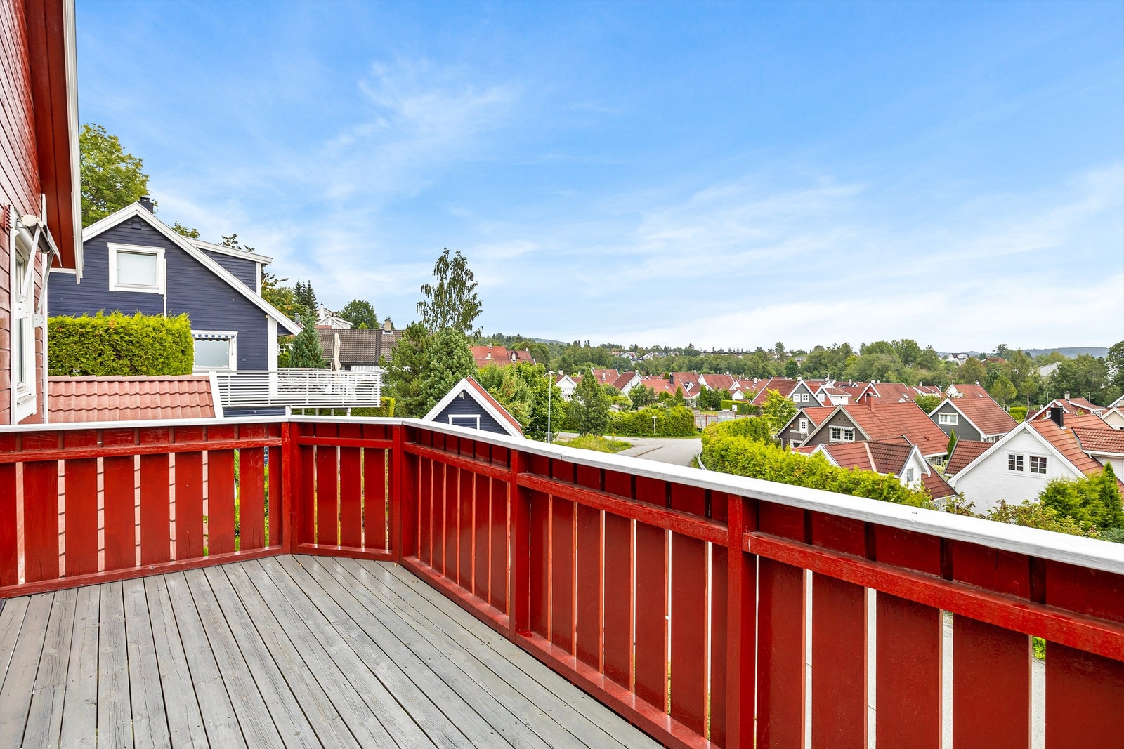 Syd- og østvendt veranda på ca. 43 kvm som strekker seg rundt to sider av boligen Galleribilde