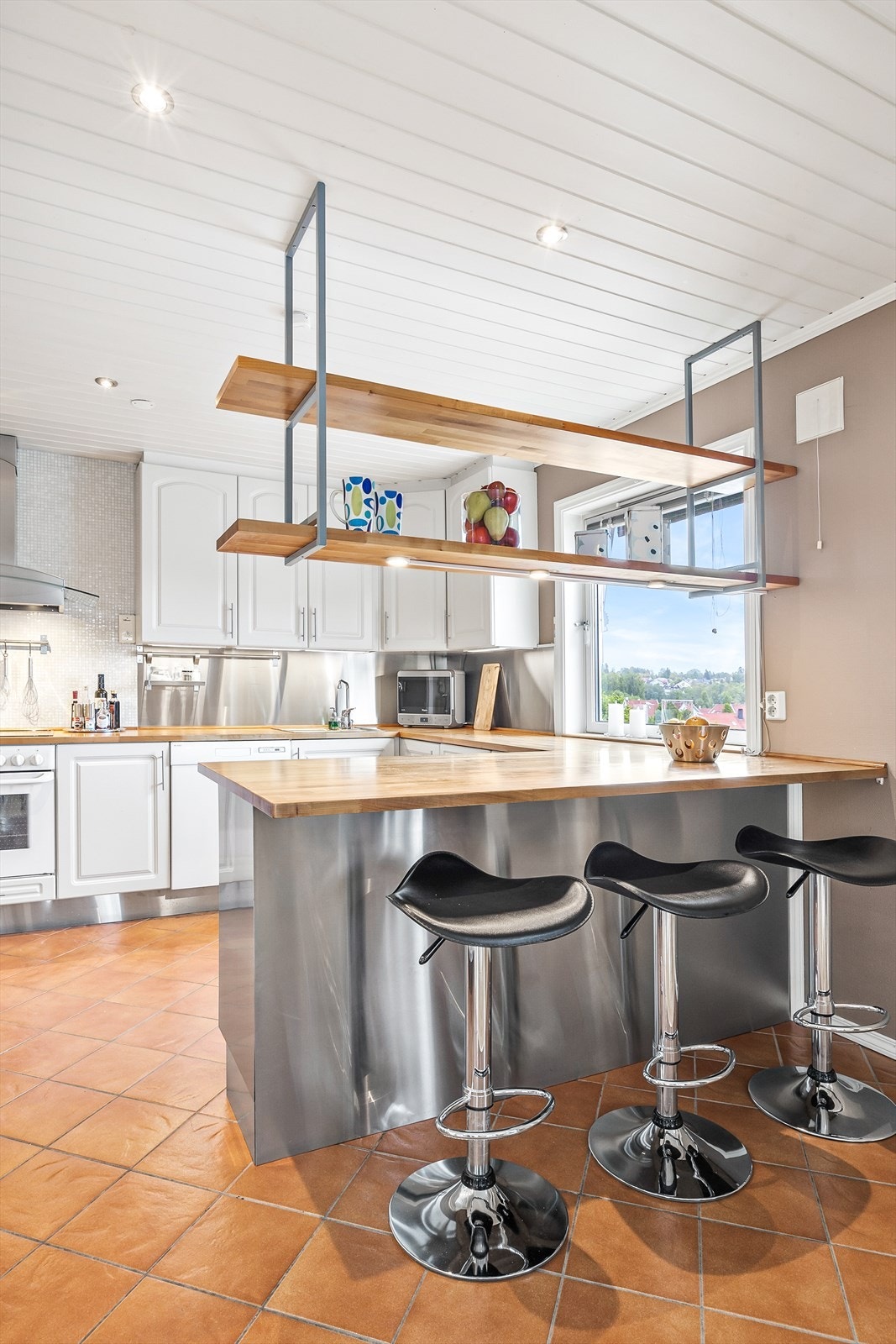 Praktisk barløsning på benkeplate med takhengte hyller over Galleribilde