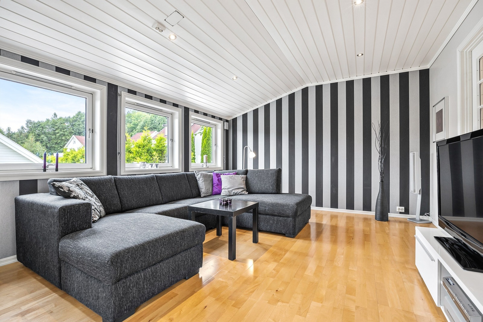 Hyggelig og romslig loftstue med oppløft som gir en luftig atmosfære Galleribilde