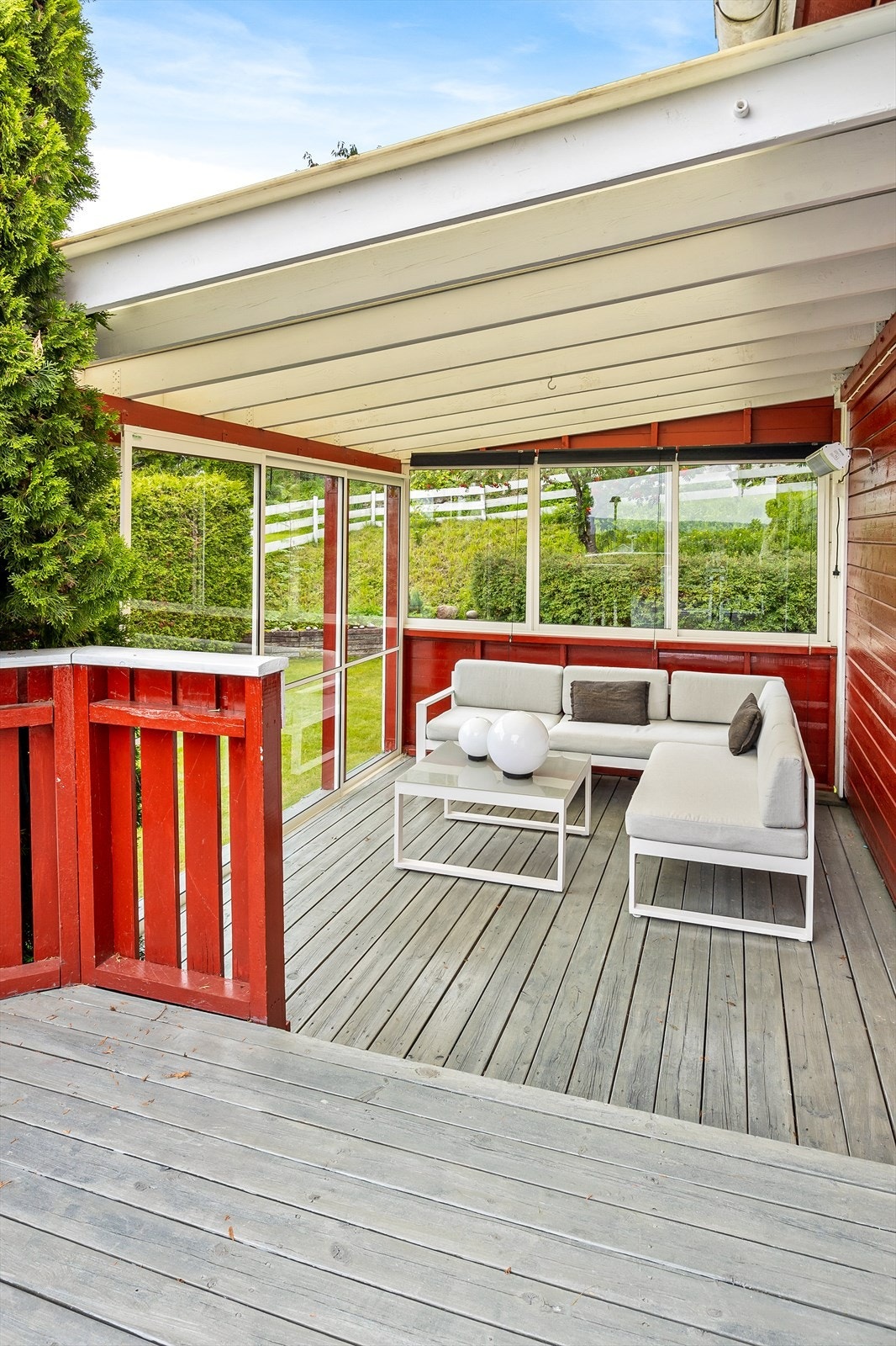 Etablert en lys og trivelig innglasset hagestue på verandaen i 2005 (ikke byggemeldt) Galleribilde