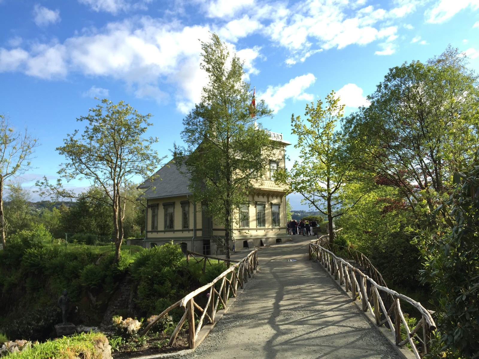 Historiske Troldhaugen, et yndet sted for formiddagskonserter og spaserturer en søndagsformiddag. Galleribilde