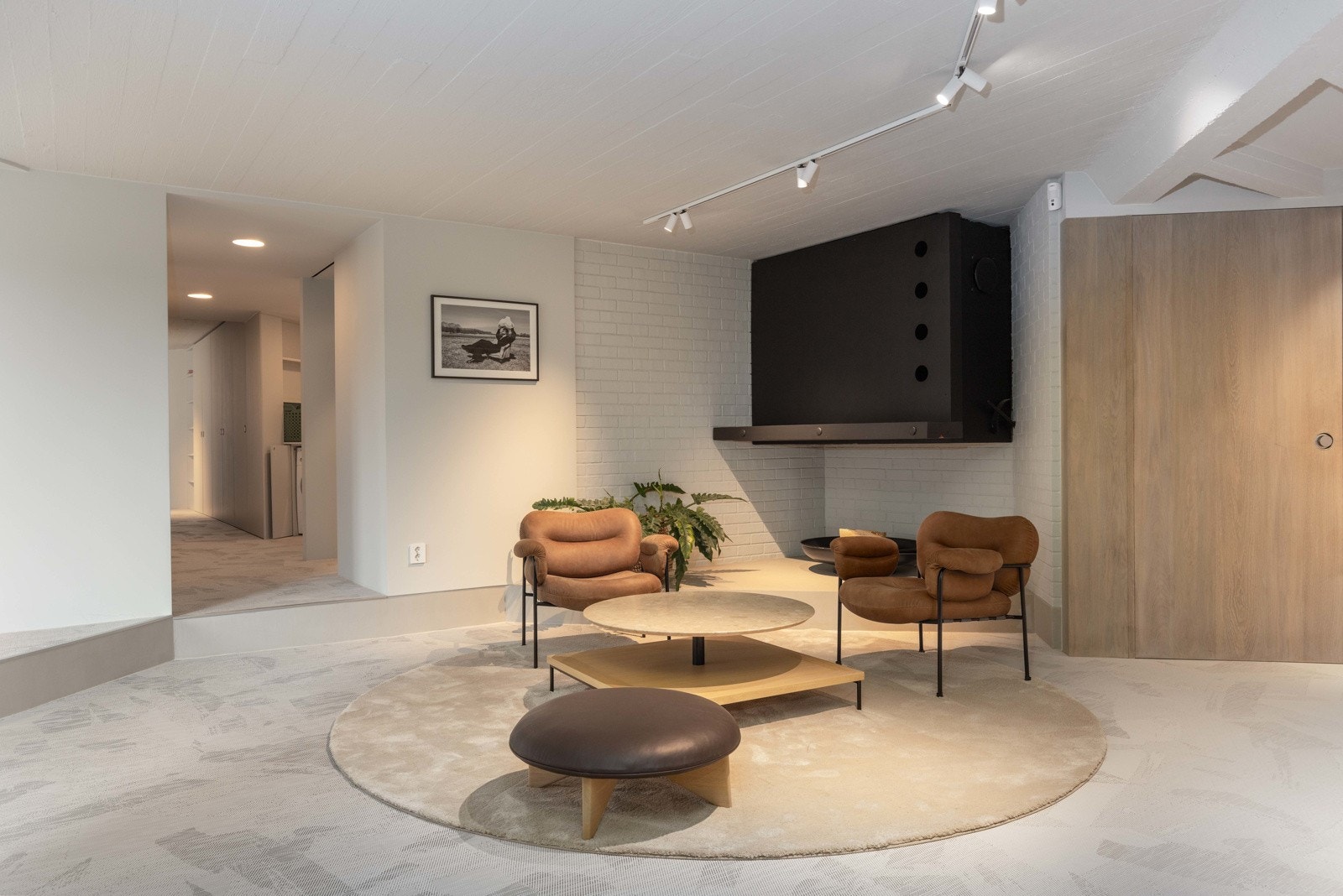 Selvsagt har man peis også i denne etasjen. Galleribilde