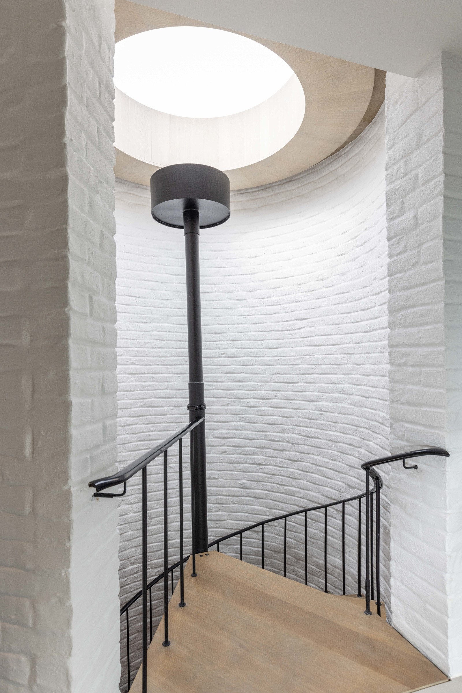 Ikonisk uttrykk ved vindeltrappen fra hallen og ned til 1. etasje. Kuppelen gir naturlig lysinnslipp. Galleribilde