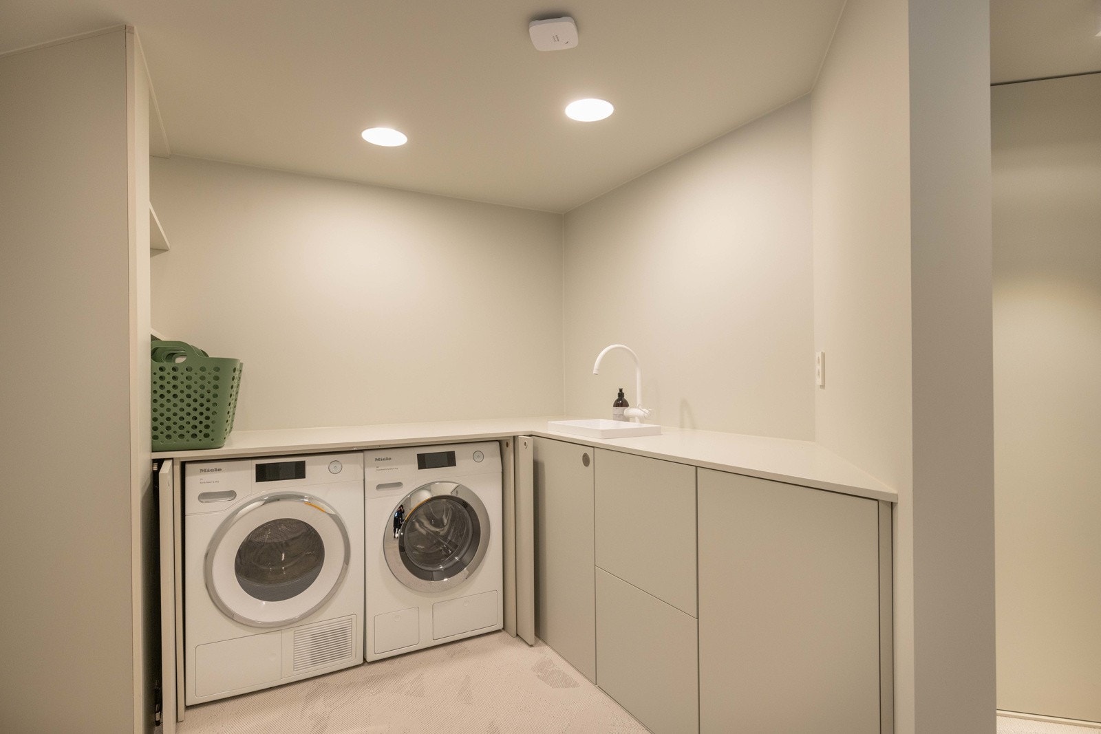 Praktisk vaskerom med god plassering for hverdagslogistikken. Galleribilde