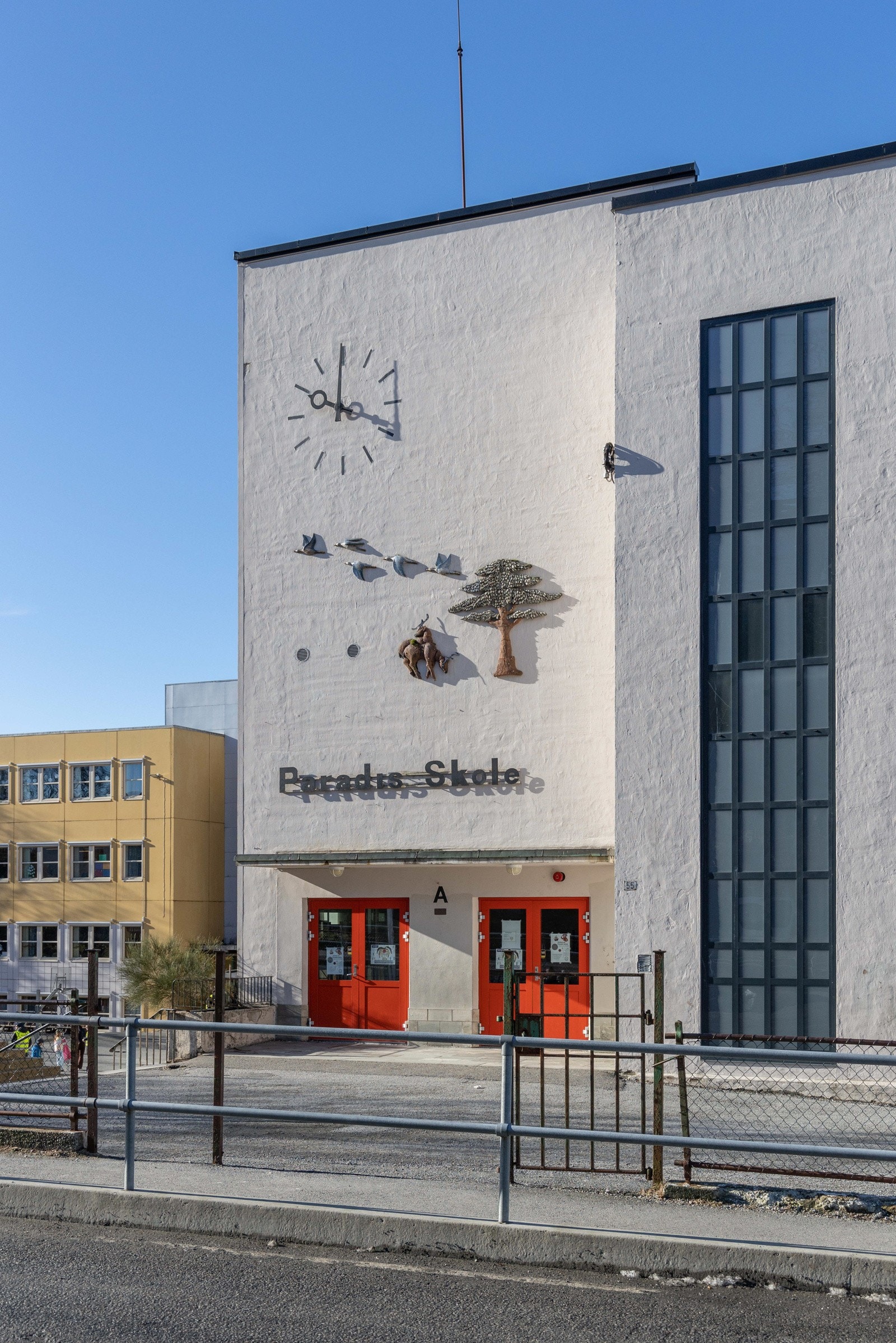 Paradis skole er nærmeste barneskole. Hop Oppveksttun har både barnehage og ungdomskole Galleribilde