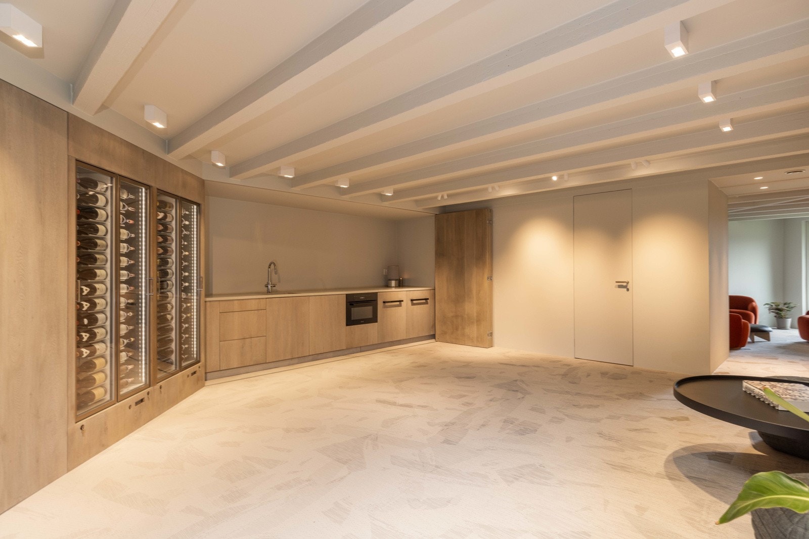 I dette store sosiale rommet er mulighetene mange for å arrangere festivitas med venner, familie, venninneklubben eller kanskje herrelag? Dette rommet innbyr til fest. Galleribilde