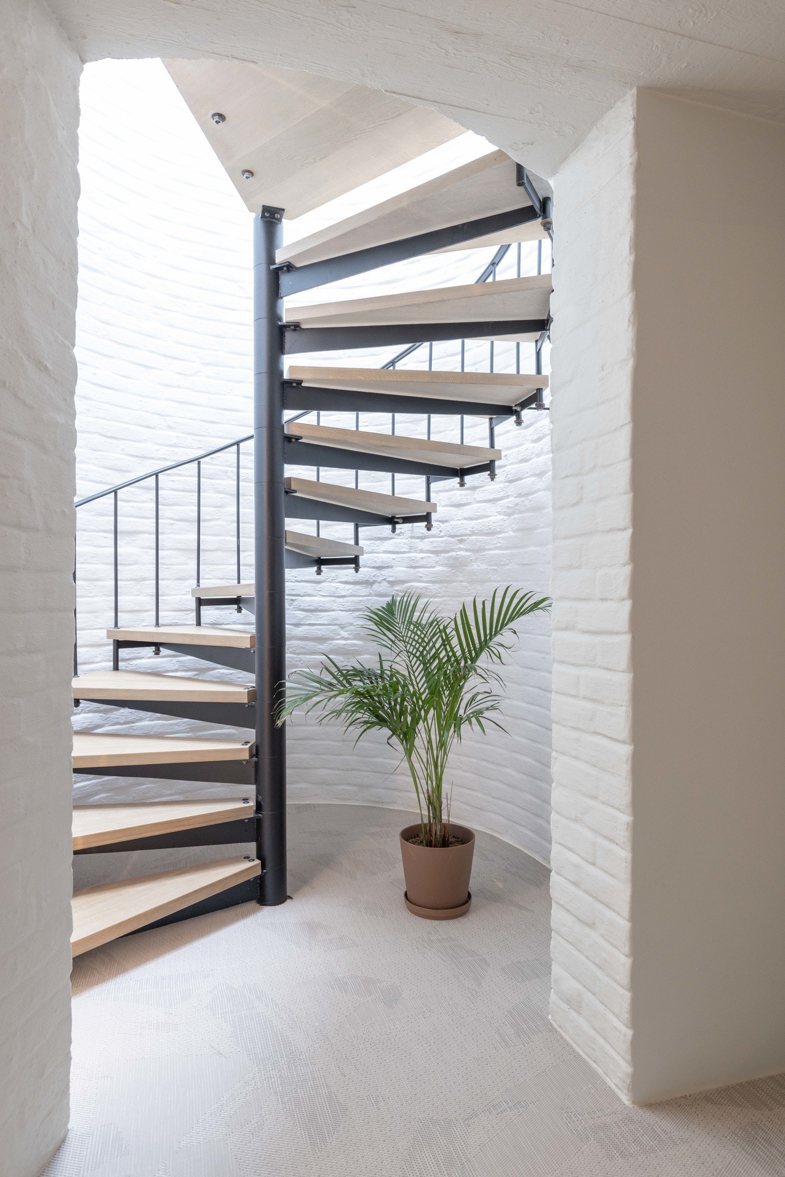 Trapp opp og ned fra hallen. Galleribilde