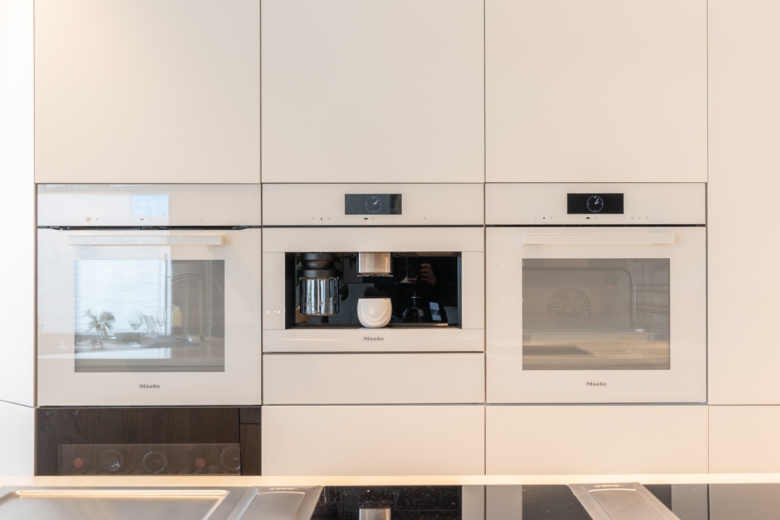 Kaffemaskin, dampovn, stekeovn. vinskap, stort kjøleskap, fryseskuff, grill med mer, levert av Miele etc. Galleribilde