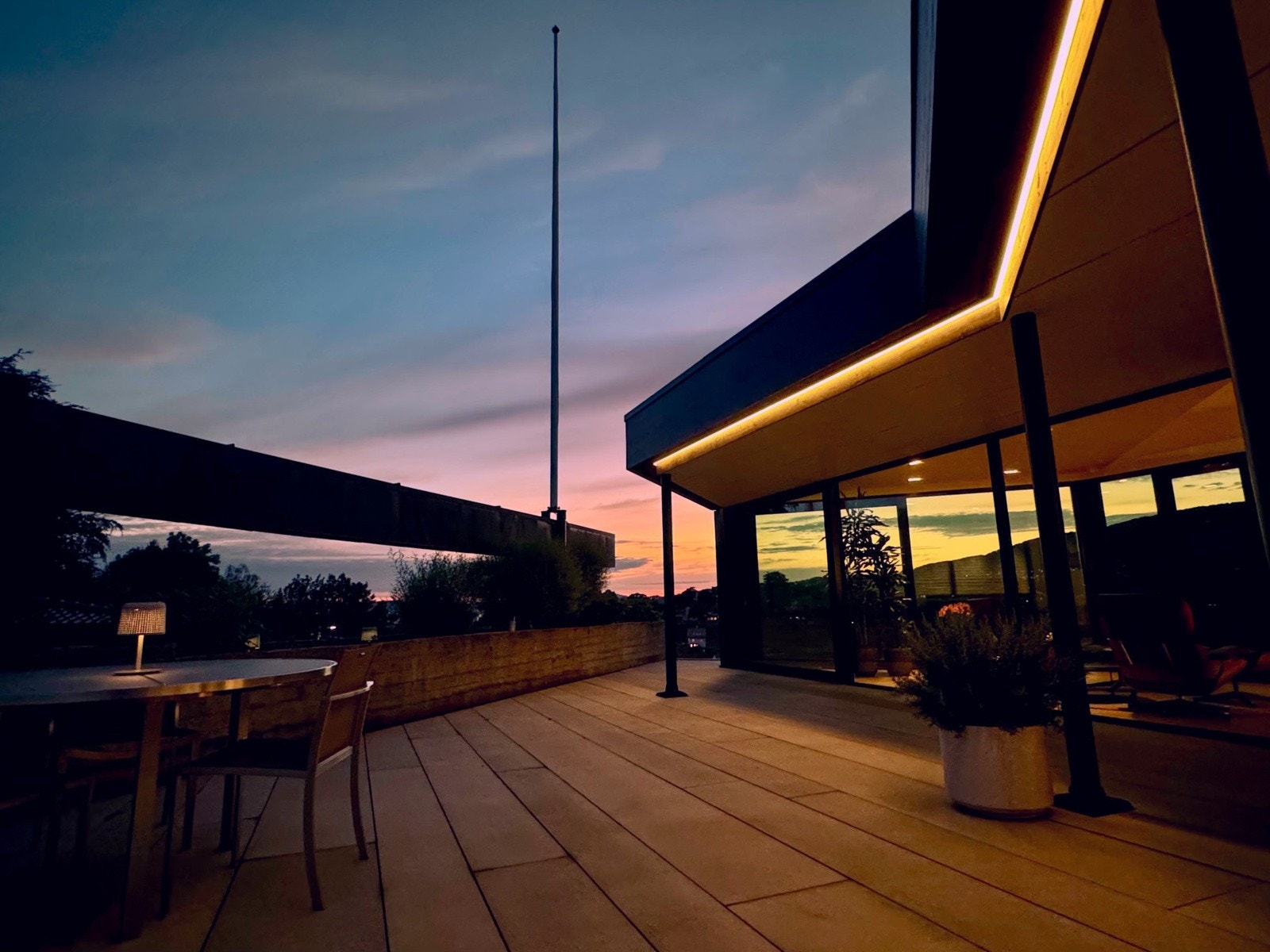 Fotoshoot en desemberkveld i solnedgang. Terrassen vil garantert bli et yndet sted for familien. Her er det god plass til å innrede i flere soner til å nyte late soldager og sene sommerkvelder. Galleribilde