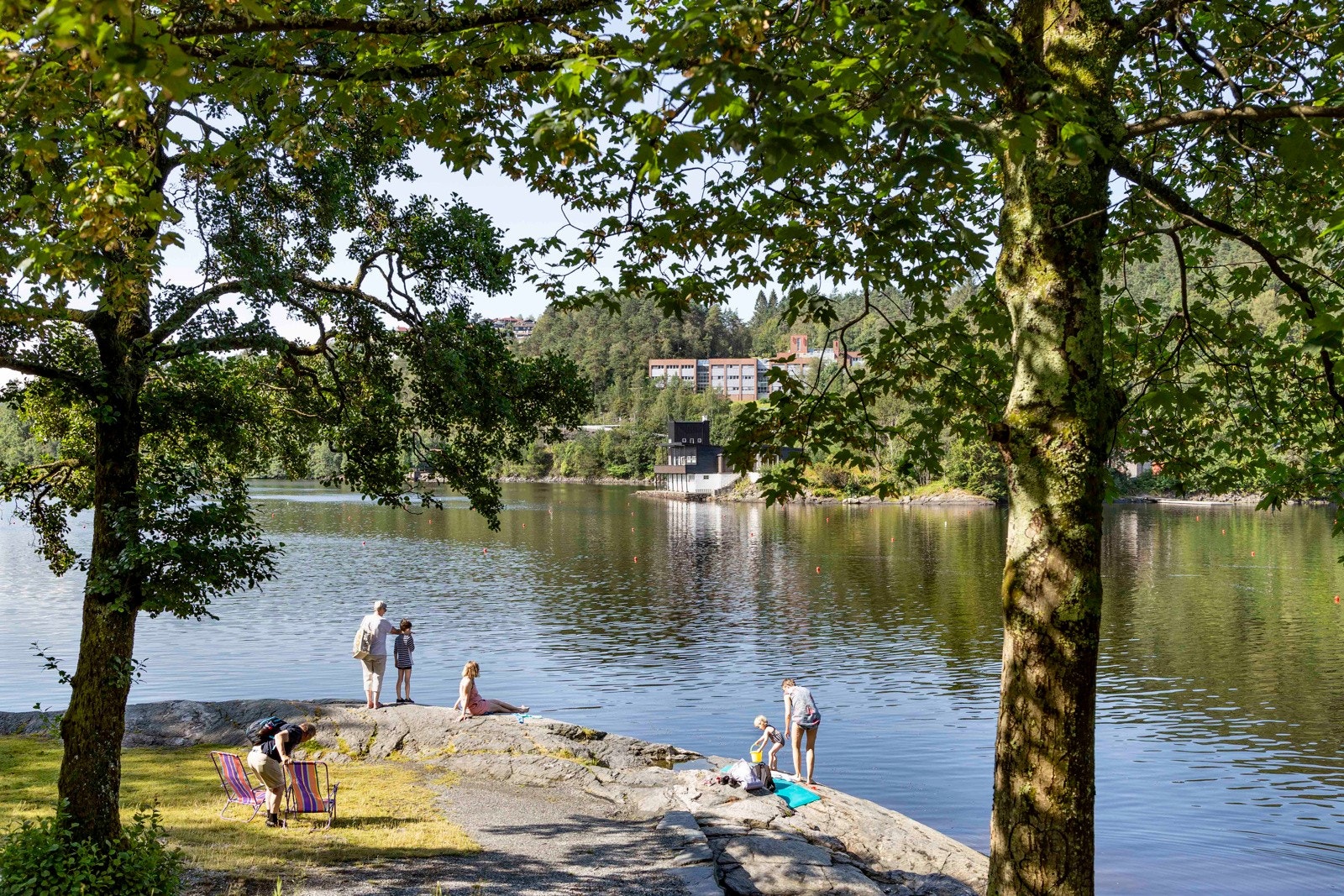 "Skal vi ta en dukkert på Kongen?" - Den populære badeplassen på Gamlehaugen. Galleribilde