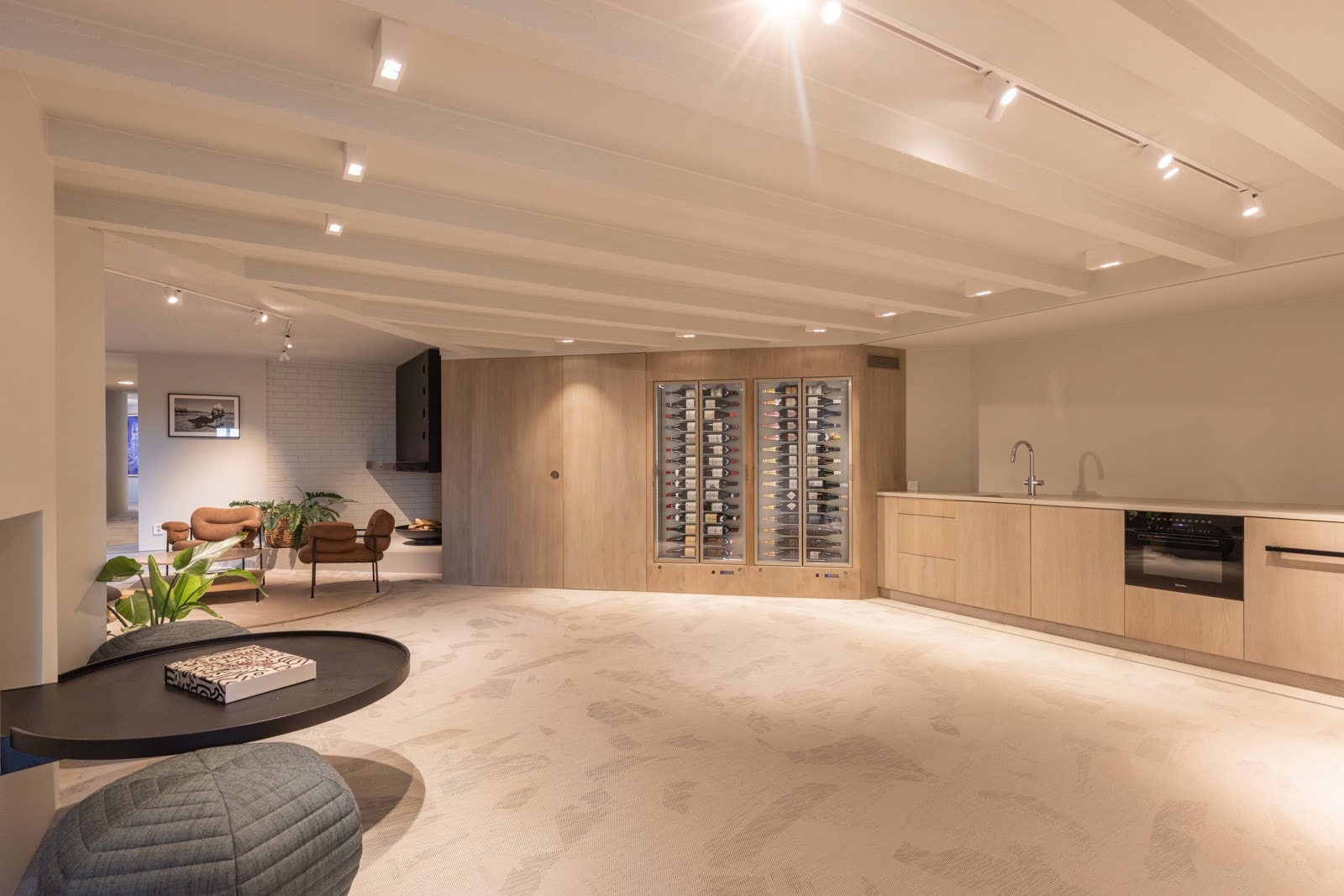 Kjøkken med svært romslig vinskap gjør at behovet for kjøkkenet i hovedetasjen ikke er tilstede. Galleribilde