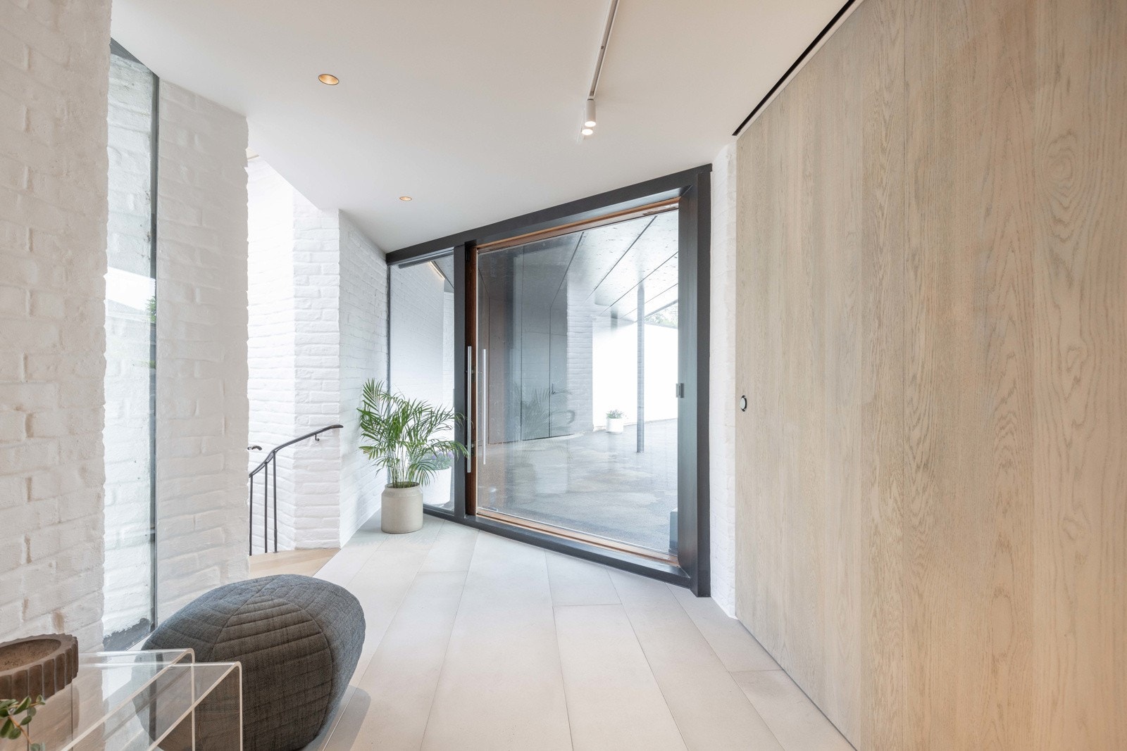 Elektrisk skyvedør i glass med massiv ramme og karm av teak. Ikke mange som har elektrisk skyvedør som inngangsdør. En fiffig og tøff detalj som er det første som møter deg. Galleribilde