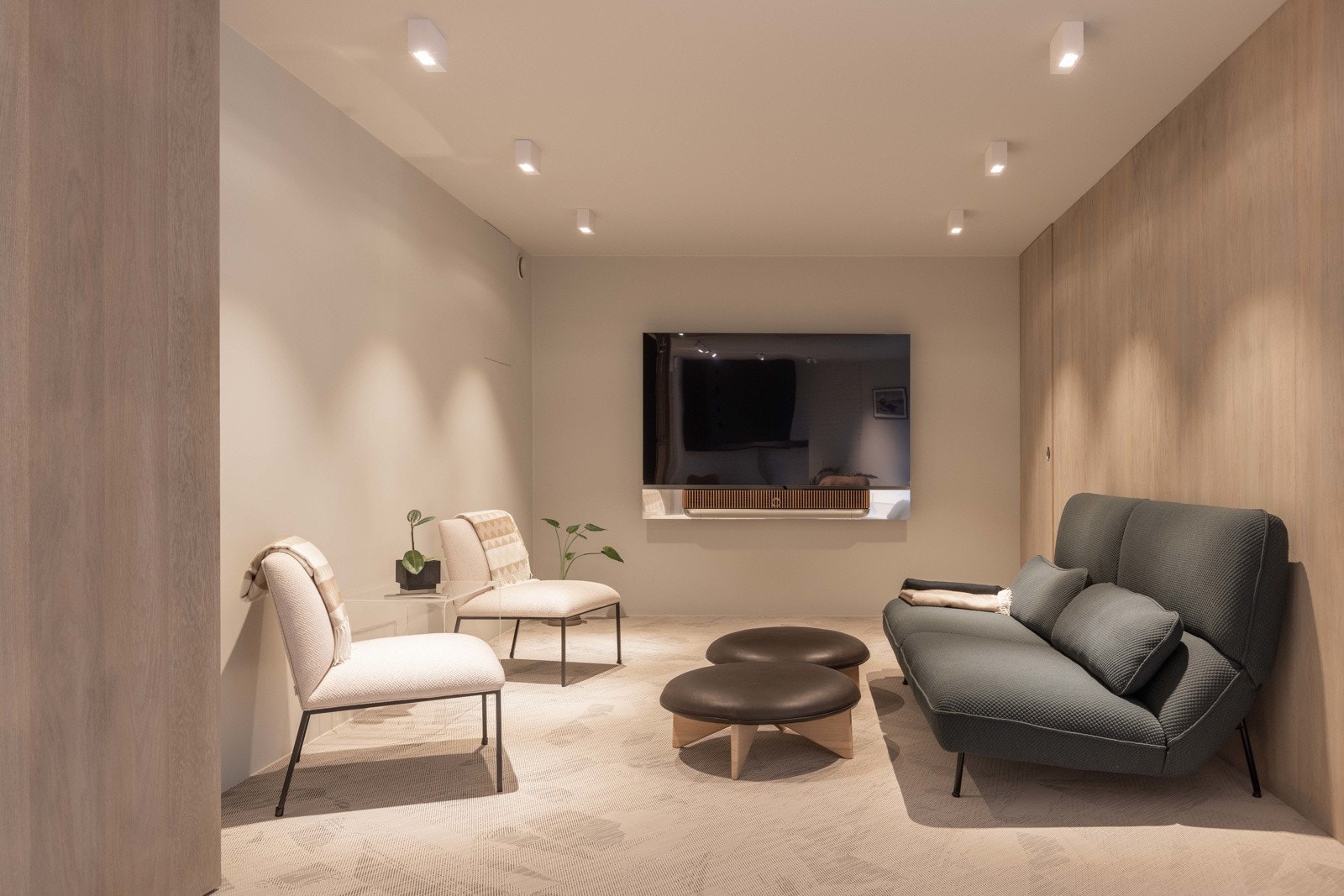 Kinorommet vil garantert være et yndet sted for film, streaming eller de store sportsbegivenhetene. Rommmet kan lukkes igjen med foldedørene i massiv eik. Galleribilde