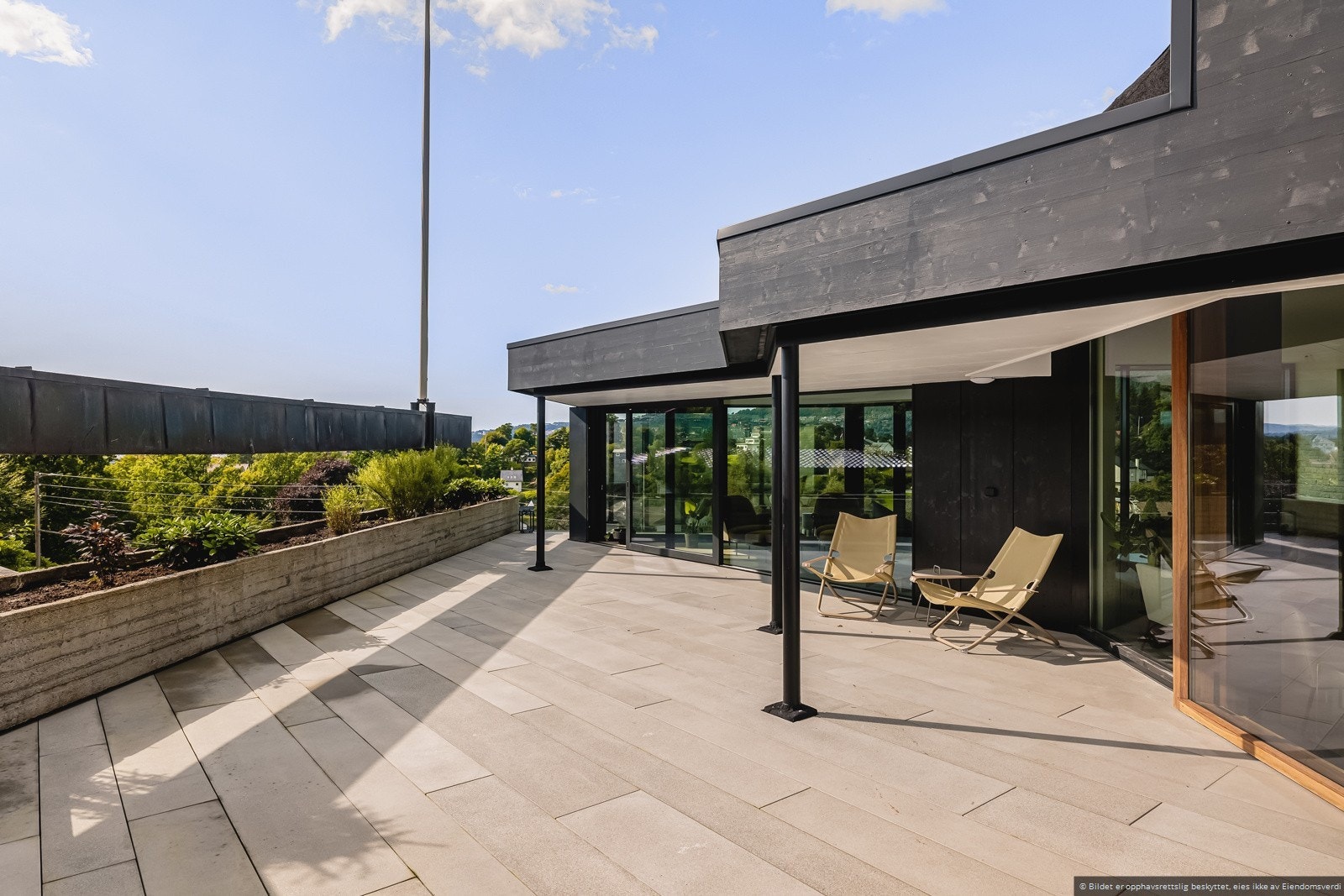 Velkommen til HSV 23 - Skjermet uteplass med adkomst fra stuen og via dør fra gårdsplassen. Galleribilde