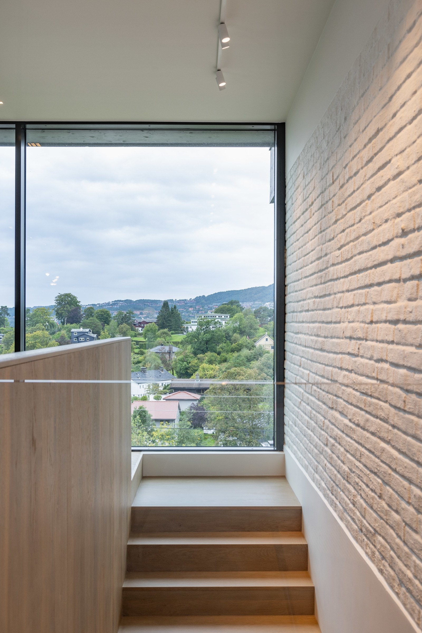 Trapp ned fra stue! Galleribilde