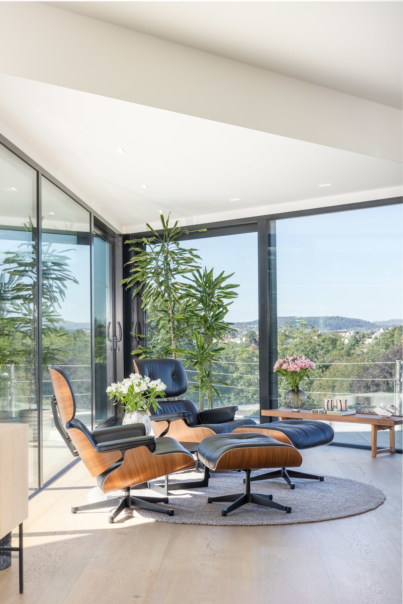 Bak "hot-spot`n" hvor man både kan nyte utsikt og de store tv-øyeblikkene har man også 2 skyvedører som tar deg ut på terrassen. Galleribilde