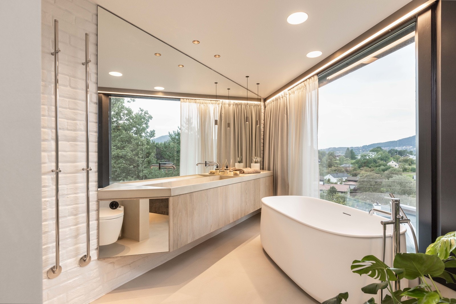 Mellom soverom og bad er det glassvegg med glassdør. Galleribilde