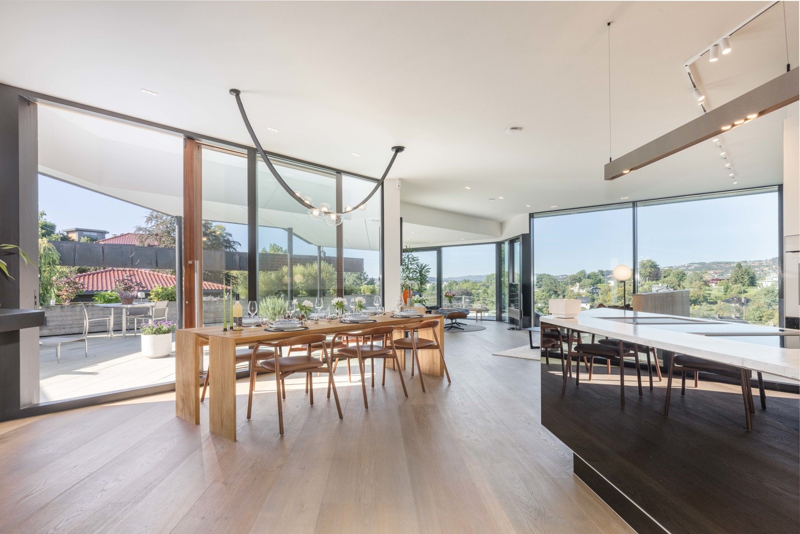 Ved spisebordet er det også skyvedør ut til terrassen. Galleribilde