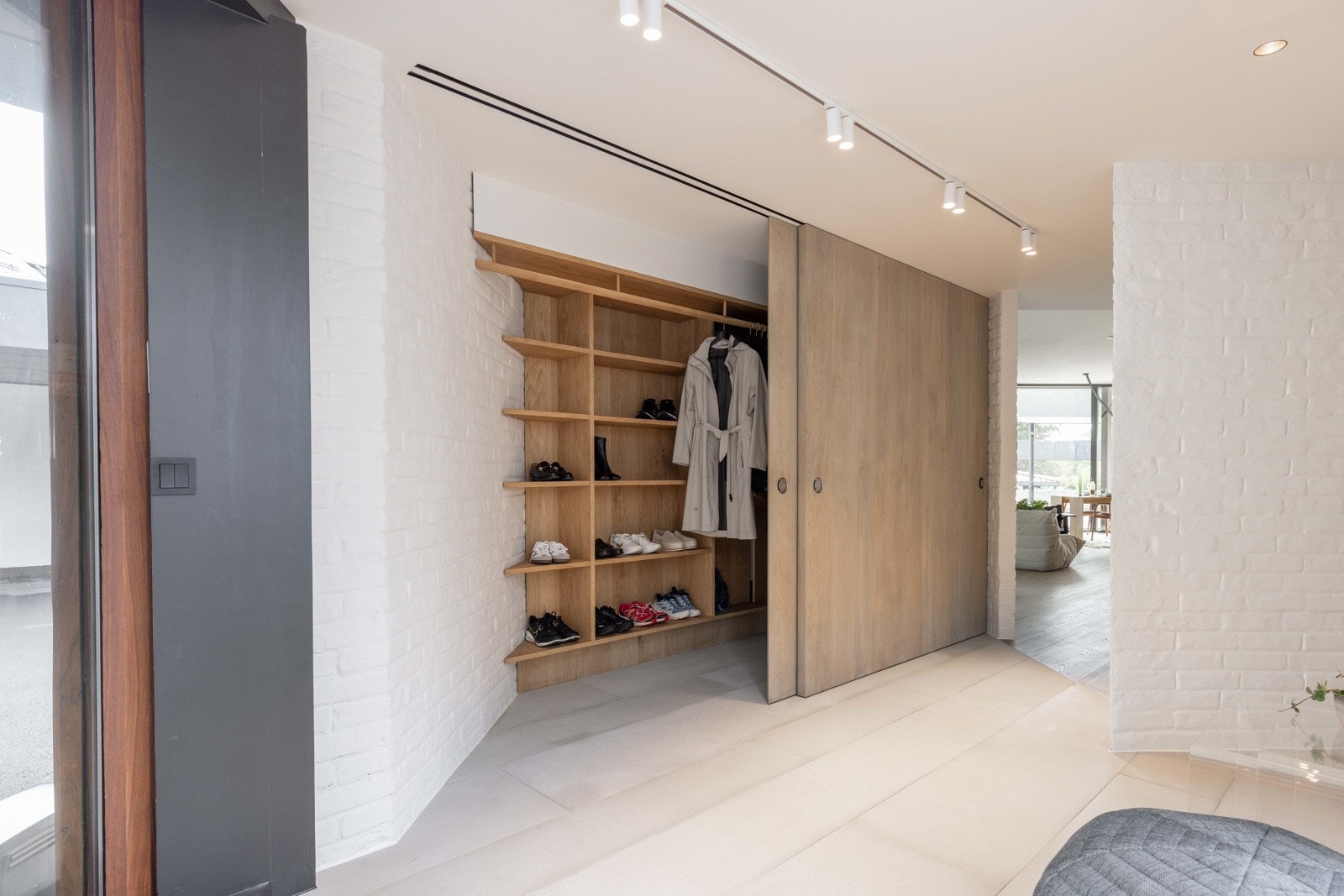 En drømmegarderobe i hallen bør romme hele familiens rikholdige garderobe med yttertøy og sko. Galleribilde