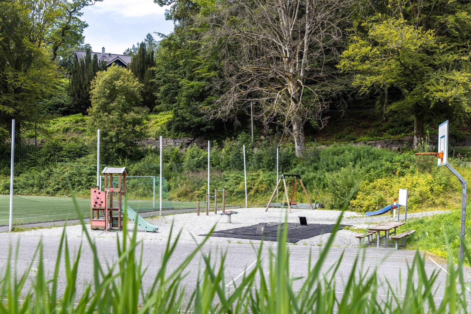 Lekeplass og ballbinge strategisk plassert i starten av Haakon Sæthres veg. Et yndet sted for barn og unge i gaten og elelrs på Tveiterås. Galleribilde